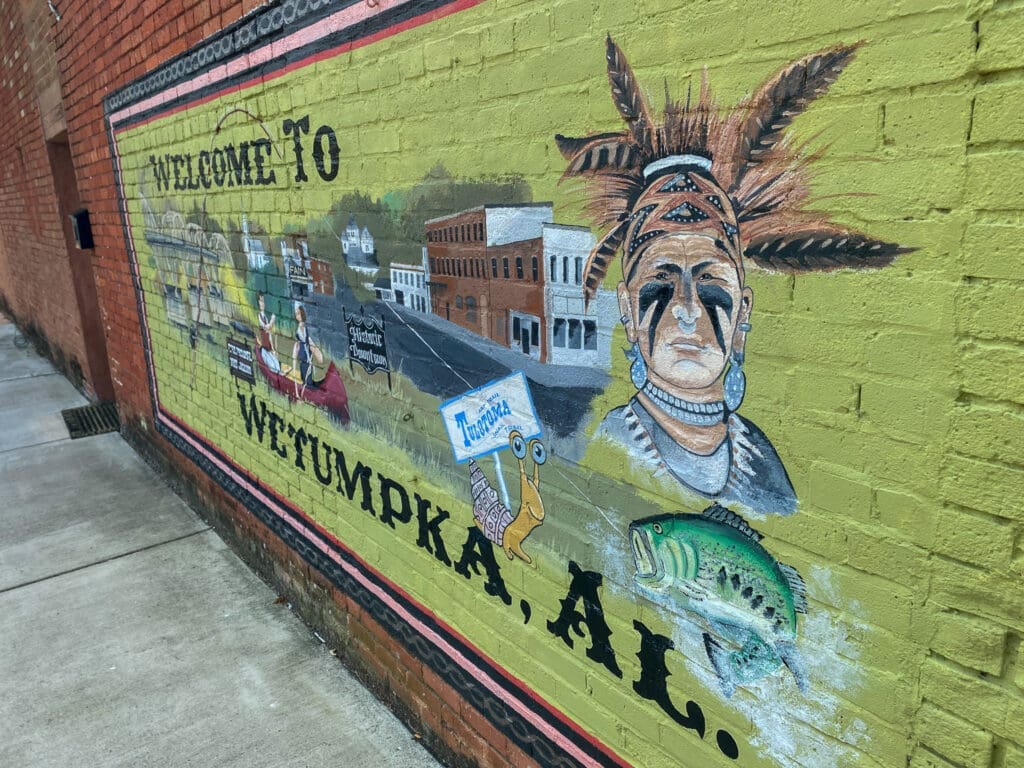 A wall with a mural that says "welcome to Wetumpka